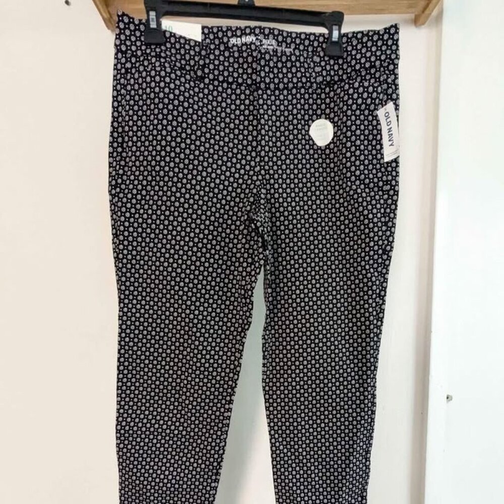 NWT New With Tags-Size 10 Regular Black and White Floral Old Navy Straight Leg